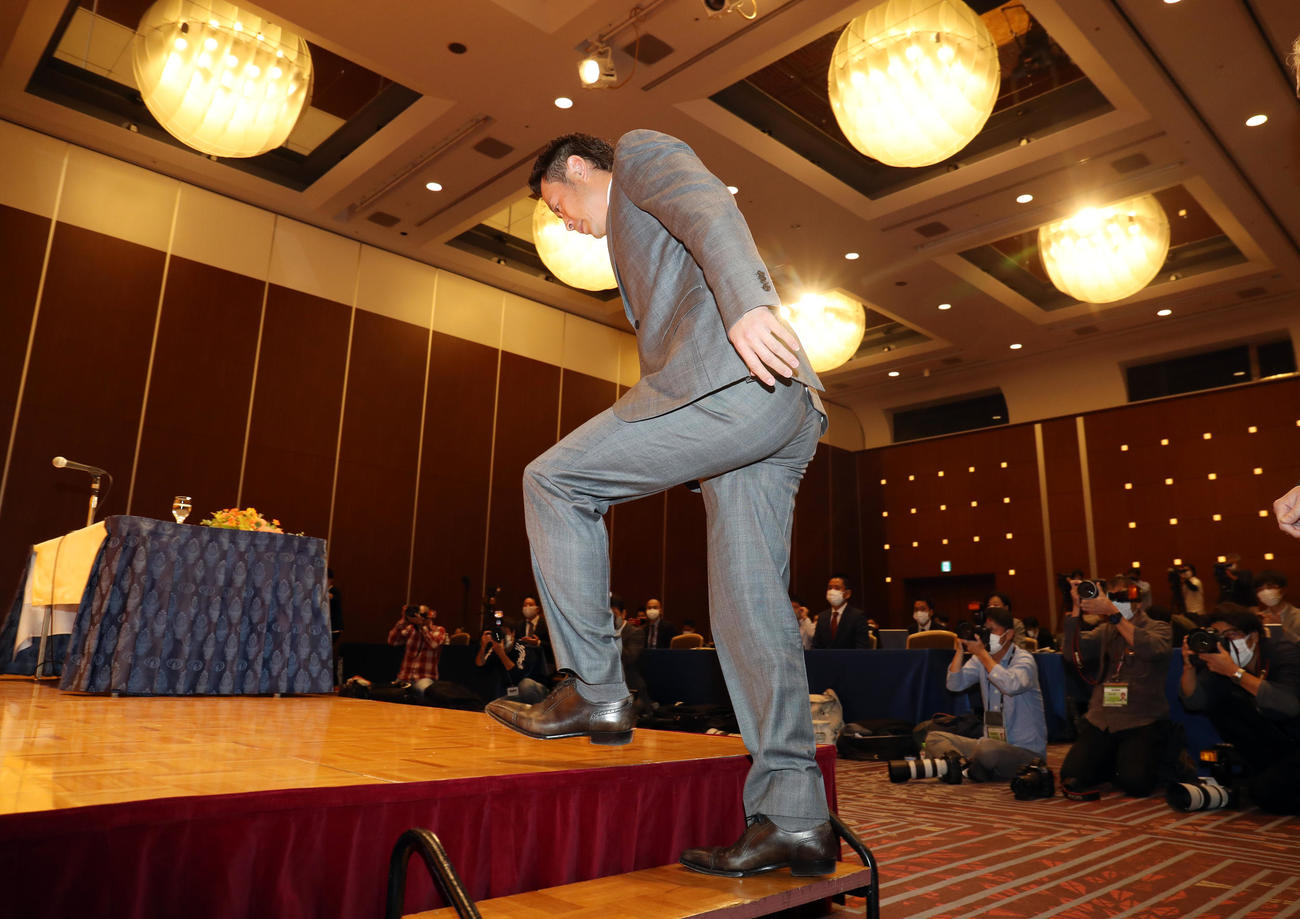 引退会見に登壇する亀井（撮影・狩俣裕三）