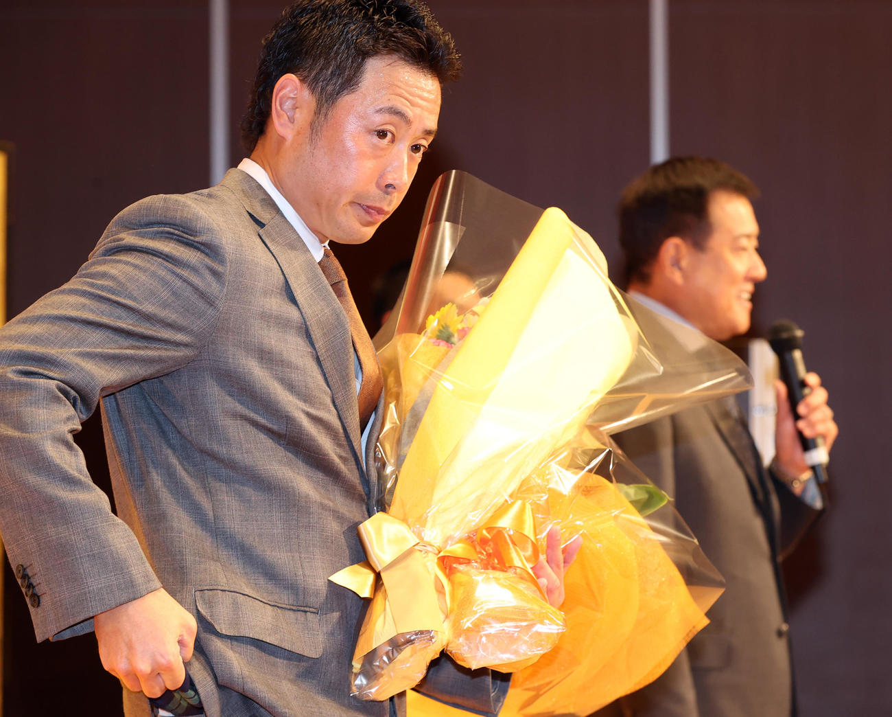 引退会見の最後にサプライズで登場した原監督（右）の送る言葉に、神妙な表情を見せる亀井（撮影・狩俣裕三）