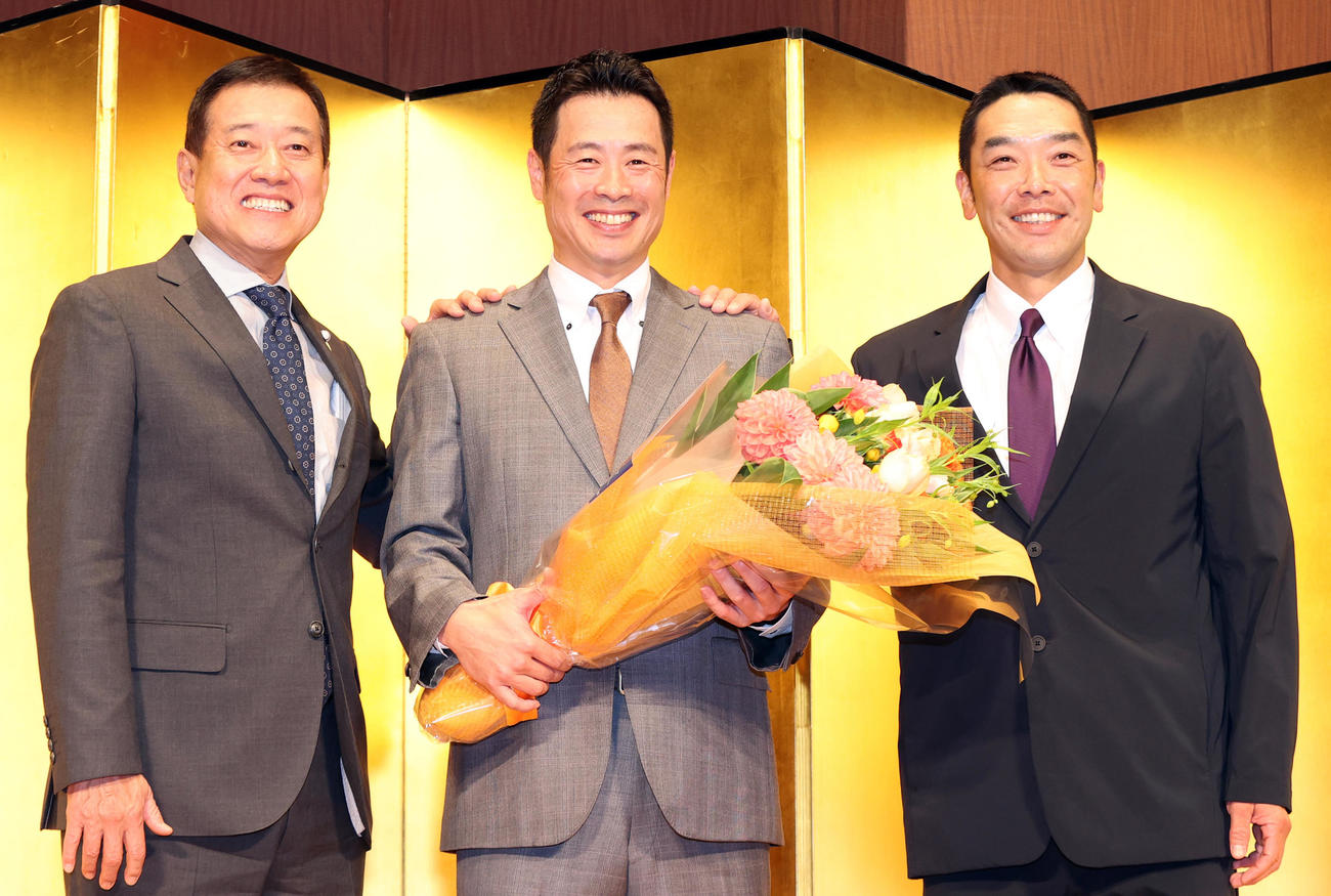 引退会見の最後にサプライズで登場した原監督（左）、阿部作戦コーチ（右）と記念撮影する亀井（撮影・狩俣裕三）