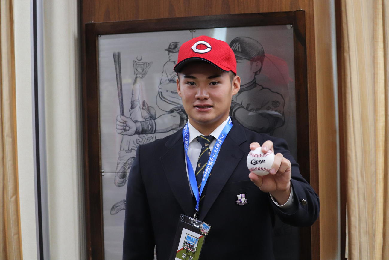 指名あいさつを受けた広島ドラフト4位の愛工大名電・田村俊介外野手（撮影・前原淳）
