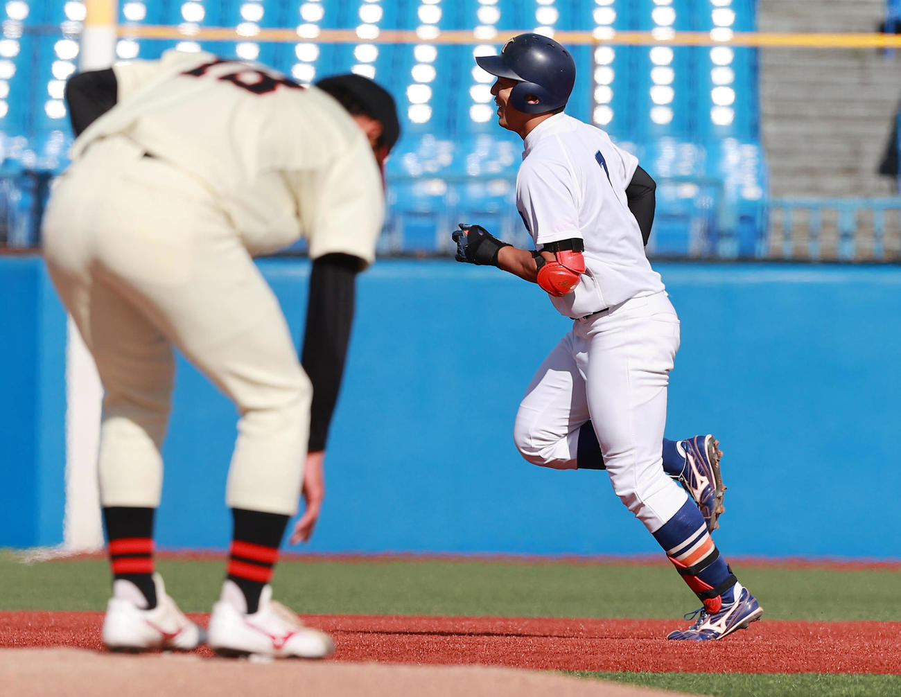 1回表駒大2死三塁、赤星（手前）から左越え先制2点本塁打を放ち三塁に向かう鵜飼（撮影・野上伸悟）