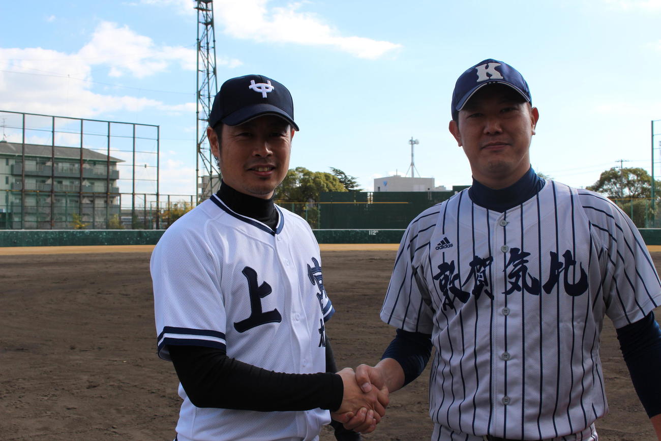 母校をイメージしたユニホームで試合の健闘を誓い合う内海哲也投手（右）と亀井善行（2017年12月2日撮影）