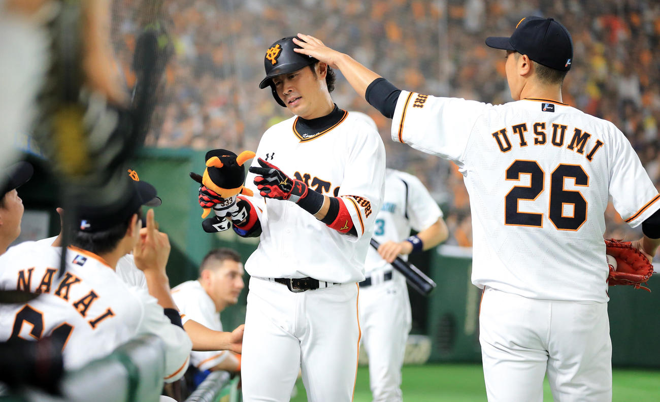 2018年6月10日　巨人対西武　2回裏巨人1死、亀井はソロ本塁打を放ち、内海から頭をたたかれ祝福される