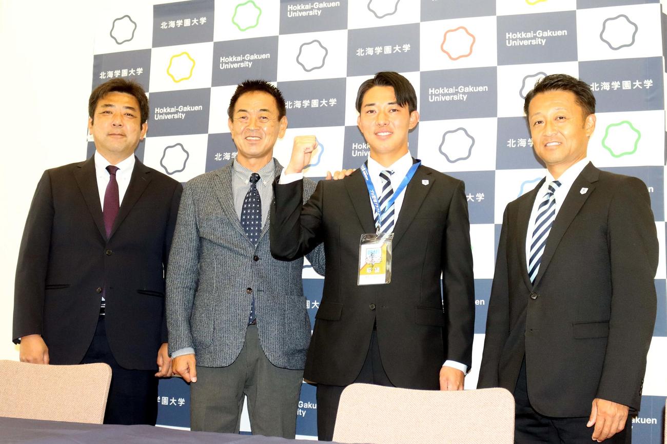 巨人の（左から）柏田スカウト、水野スカウト部長の指名挨拶を受けた北海学園大・鈴木。右端は島崎監督（撮影・永野高輔）