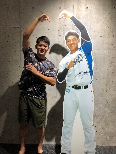 オークションに出品される日本ハム野村の等身大パネルと本人（球団提供）