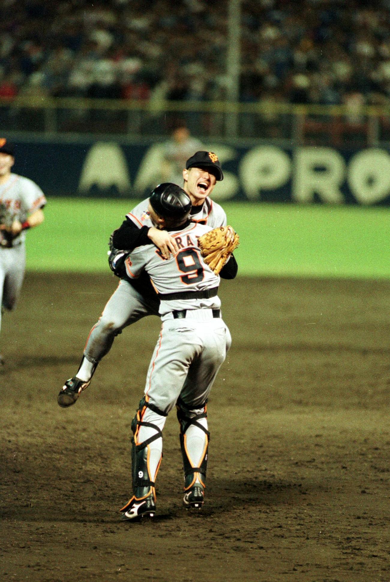 1994年10月8日、胴上げ投手となった巨人桑田真澄（後方）は捕手村田真一と抱き合って喜ぶ