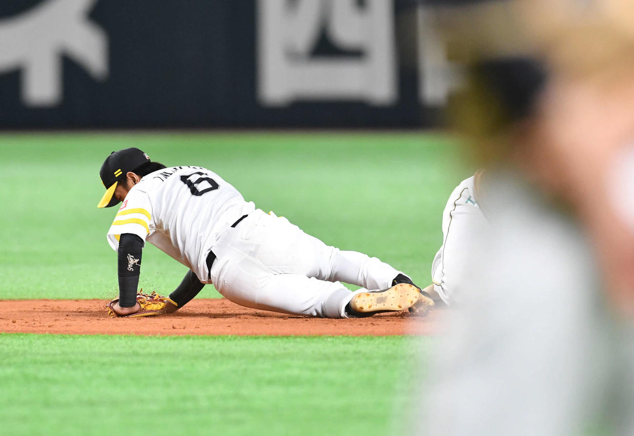 ソフトバンク対日本ハム　2回表日本ハム1死一塁、盗塁を狙った高浜と交錯し、足を負傷した今宮（撮影・岩下翔太）