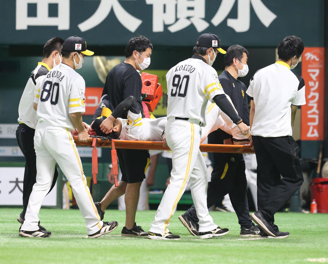 ソフトバンク対日本ハム　2回表日本ハム1死一塁、今宮は高浜の二盗の際のスライディングが膝に入り担架で運ばれる（撮影・屋方直哉）