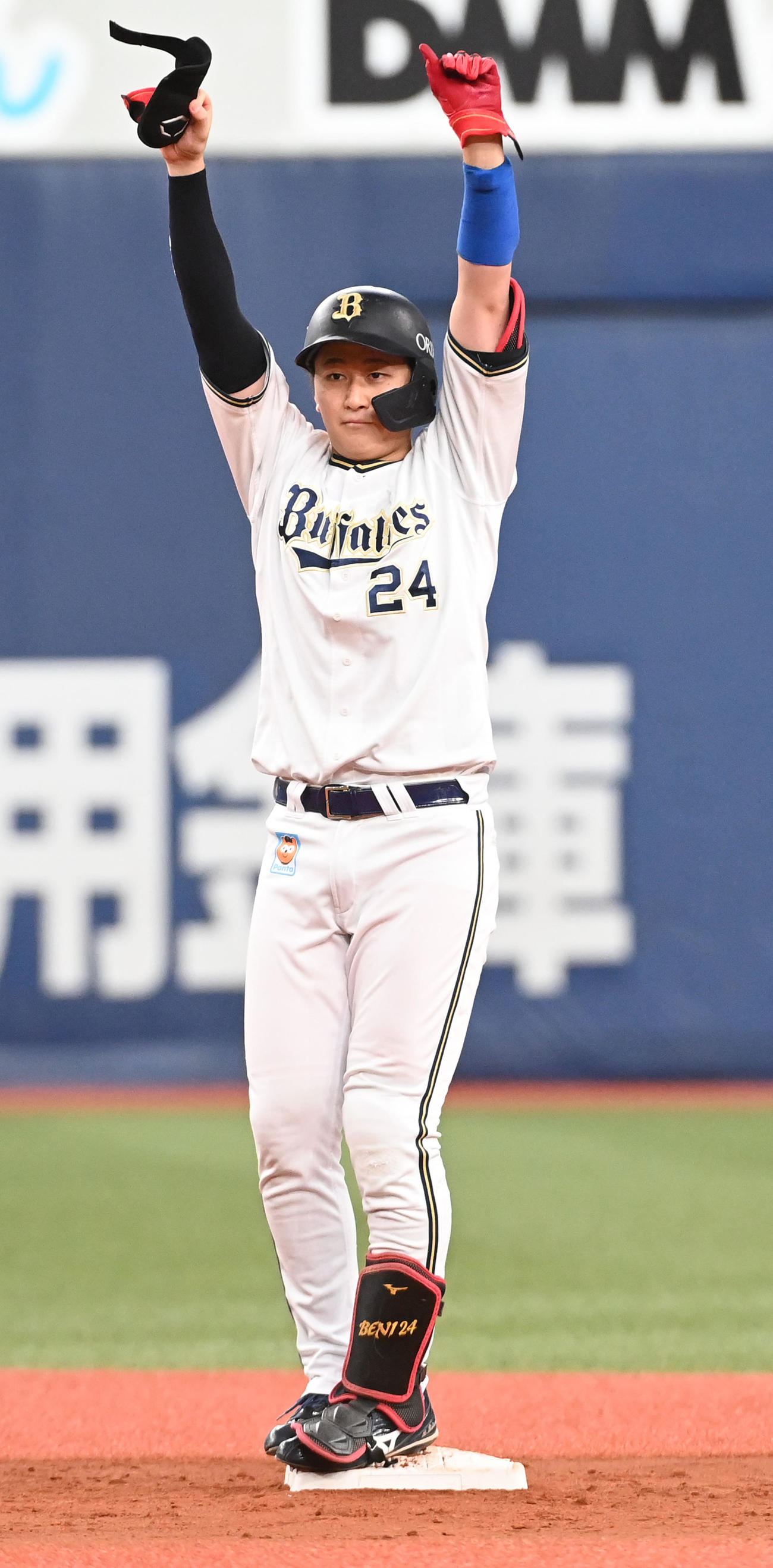 オリックス対西武　4回裏オリックス2死二、三塁、左翼への飛球を相手が失策して2点を先制し、二塁上でガッツポーズする紅林（撮影・前岡正明）
