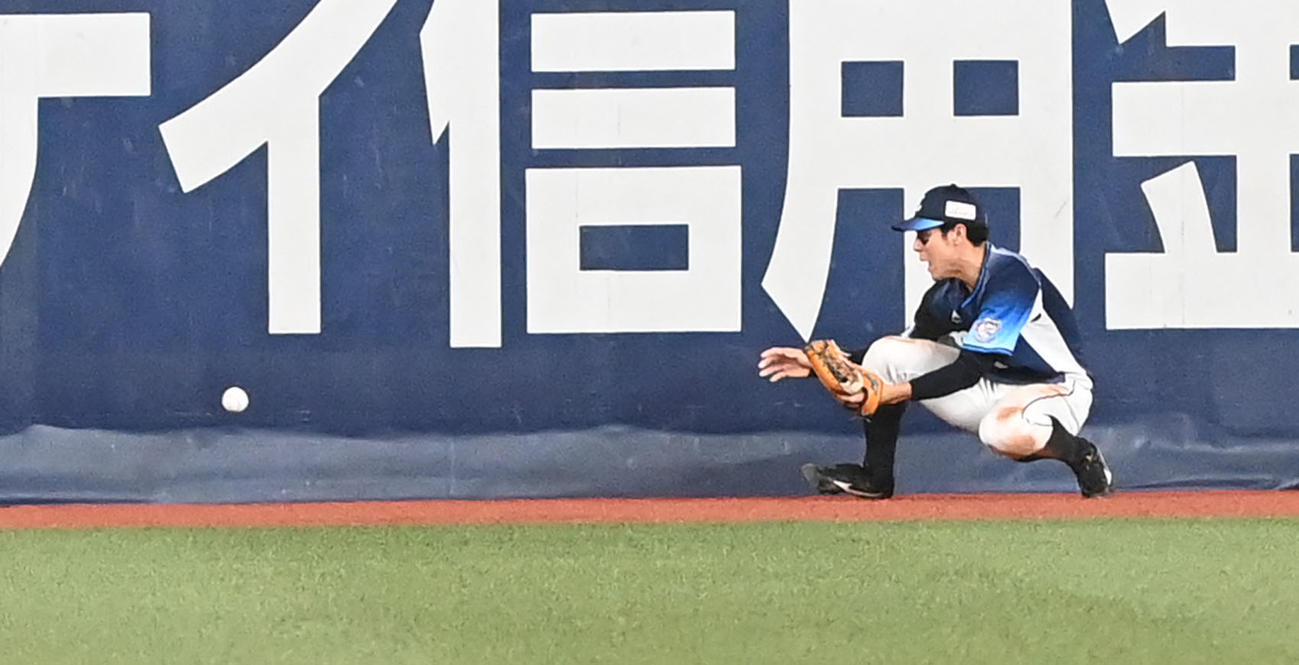 オリックス対西武　4回裏オリックス2死二、三塁、紅林の左への打球を山野辺が落球、2点を先制される（撮影・前岡正明）