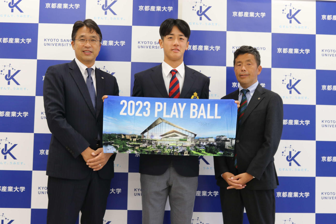 新球場タオルを手に活躍を誓った北山（中央）。左は大渕隆スカウト部長、右は熊崎誠也担当スカウト（撮影・小林憲治）