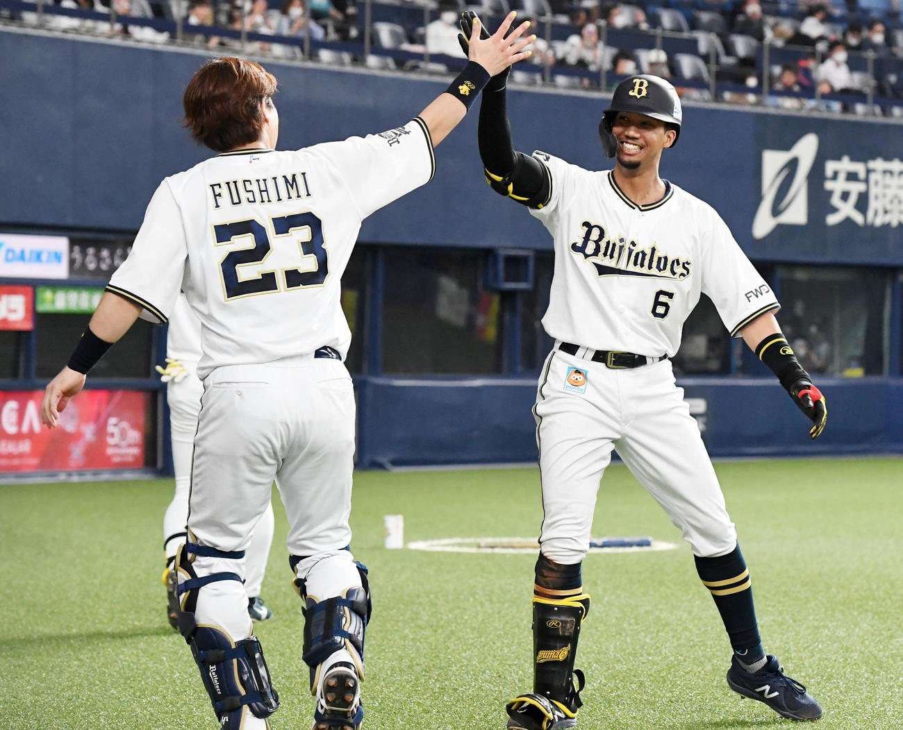オリックス対西武　5回裏オリックス1死、宗（右）は右中間に本塁打を放ち、伏見とタッチ（撮影・前岡正明）