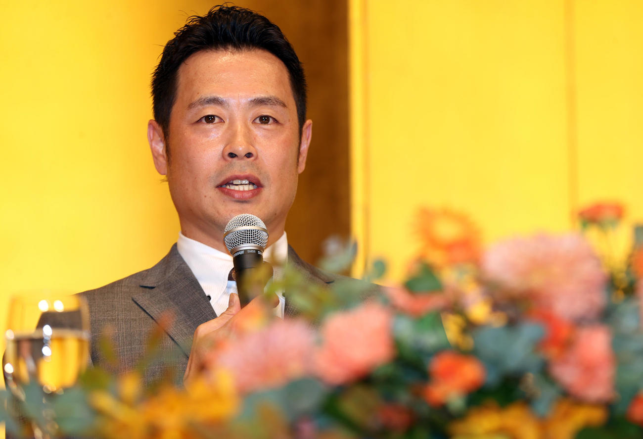 引退会見で自身の選手生活を振り返る亀井（撮影・狩俣裕三）