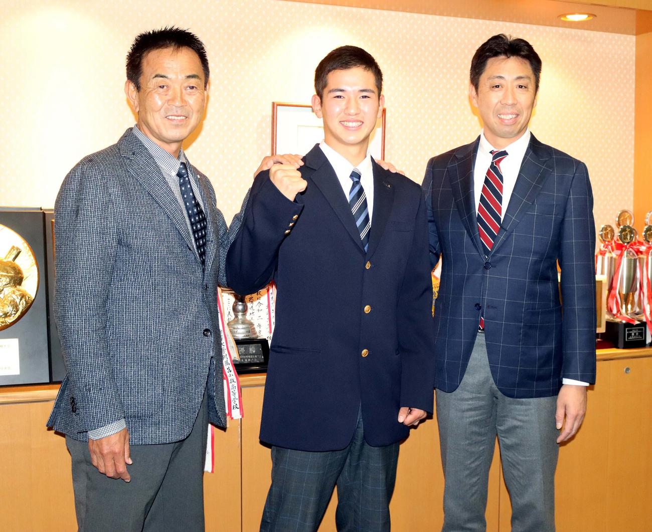 巨人水野スカウト部長の指名挨拶を受けた北海・大津。右は北海・平川監督（撮影・永野高輔）