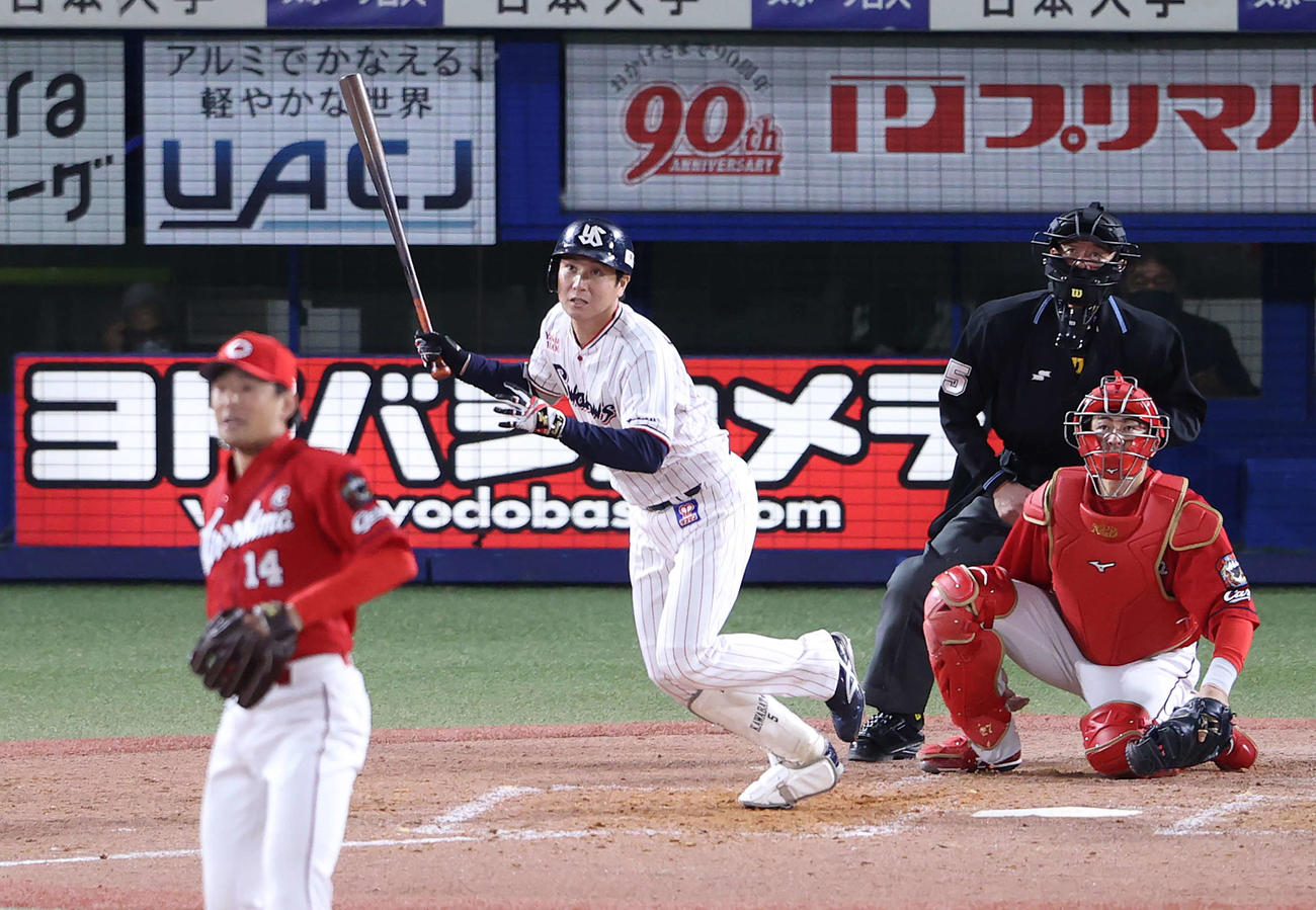 ヤクルト対広島　4回裏ヤクルト1死二、三塁、中前に適時打を放つ川端。投手大瀬良（撮影・河野匠）