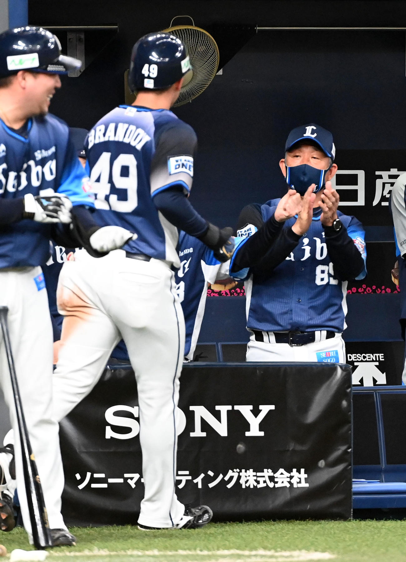 オリックス対西武　6回表西武無死、左越え本塁打を放ったブランドン（左）を迎える辻監督（撮影・前岡正明）