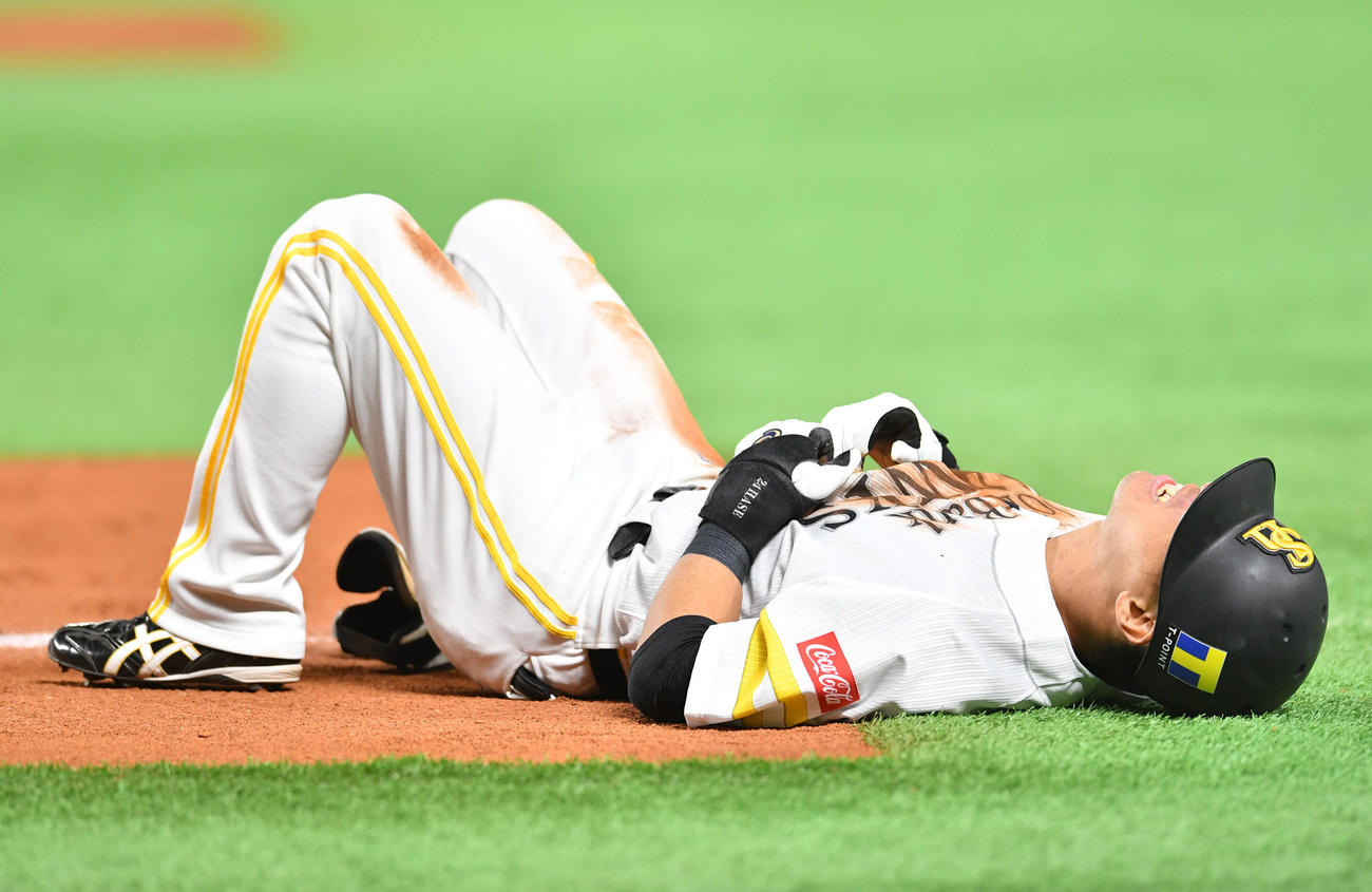 ソフトバンク対日本ハム　7回裏ソフトバンク1死二塁、一ゴロで一塁にヘッドスライディングするもアウトとなり、悔しそうに雄たけびをあげる長谷川（撮影・岩下翔太）