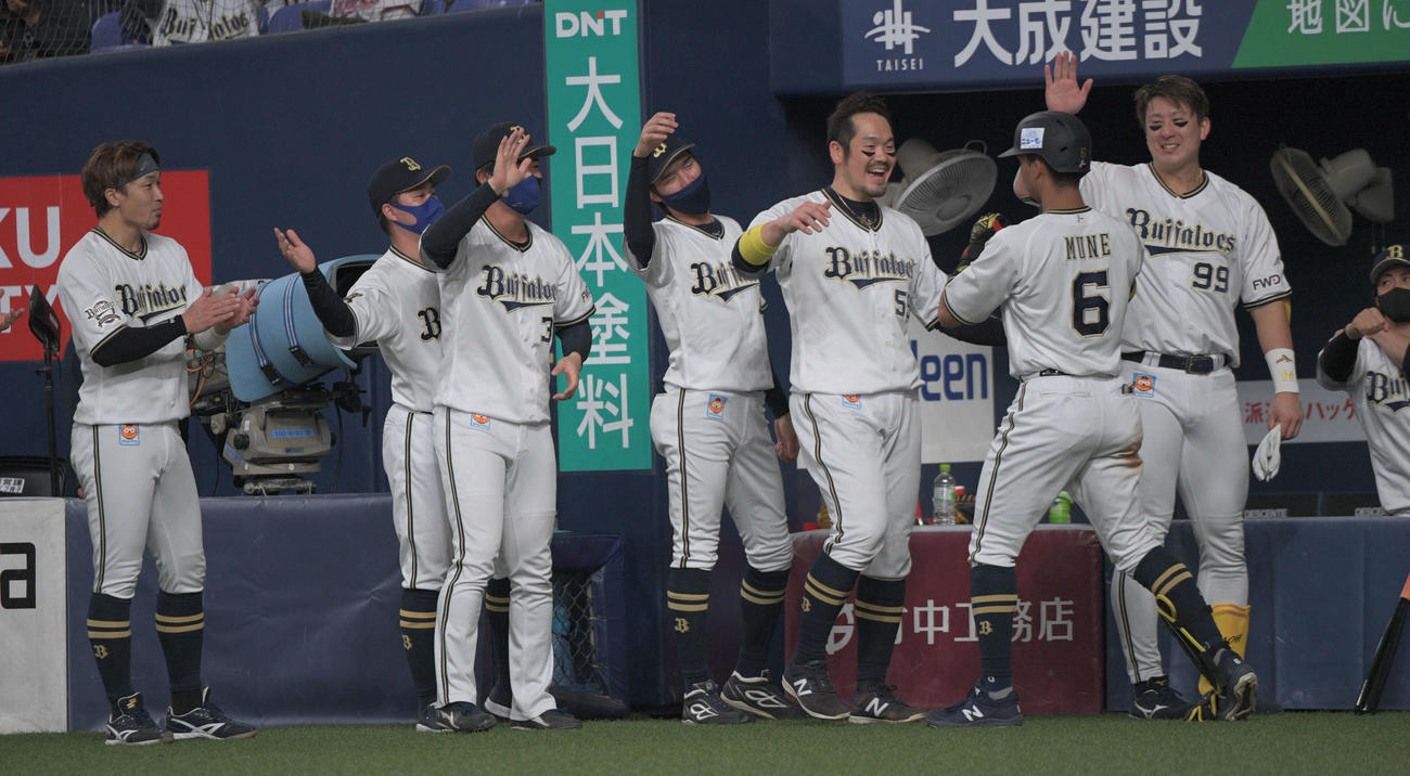オリックス対西武　5回裏オリックス1死、右越えにソロ本塁打を放った宗を迎えるナイン（撮影・渦原淳）