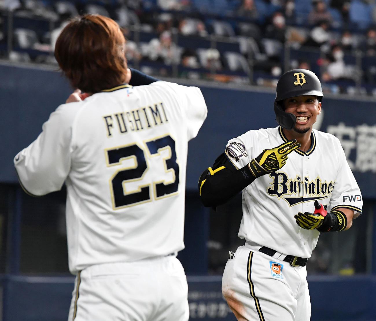 オリックス対西武　5回裏オリックス1死、宗（右）は右中間に本塁打を放ち、伏見とパフォーマンス（撮影・前岡正明）