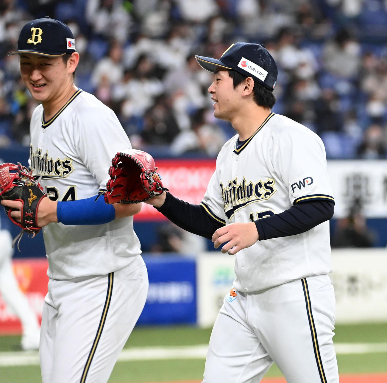 オリックス対西武　2回、好守備の紅林（左）を笑顔で迎える宮城（撮影・前岡正明）