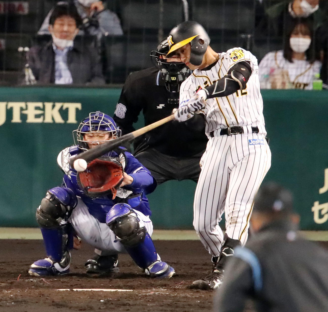 阪神対中日　5回裏阪神2死一塁、坂本は中前打を放つ（撮影・加藤哉）