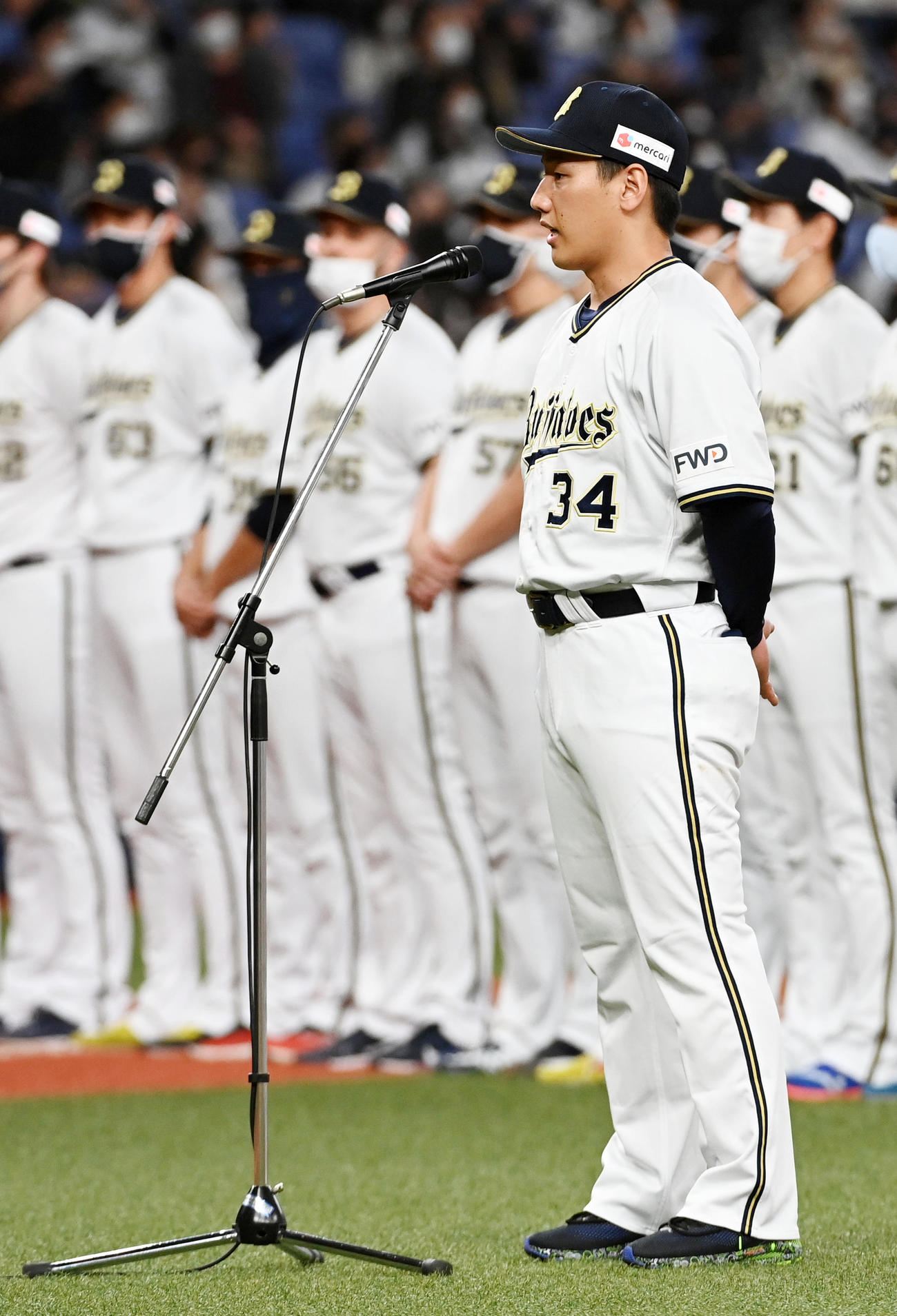 オリックス対西武　ホーム最終戦のセレモニーであいさつする吉田正選手会長（撮影・前岡正明）