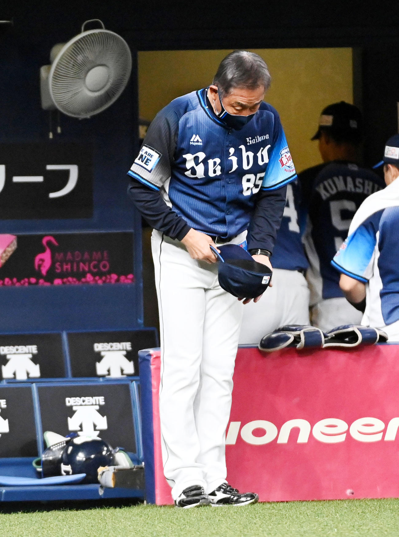 オリックス対西武　ファンへのあいさつを終え一礼して引き揚げる辻監督（撮影・前岡正明）