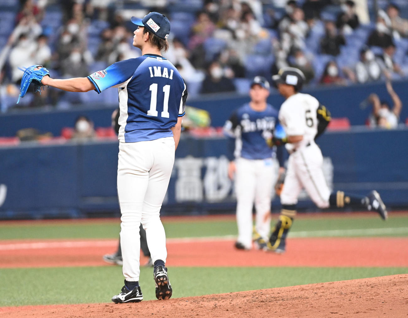 オリックス対西武　5回裏オリックス1死、宗に右中間へ本塁打を打たれがっくりする今井（撮影・前岡正明）