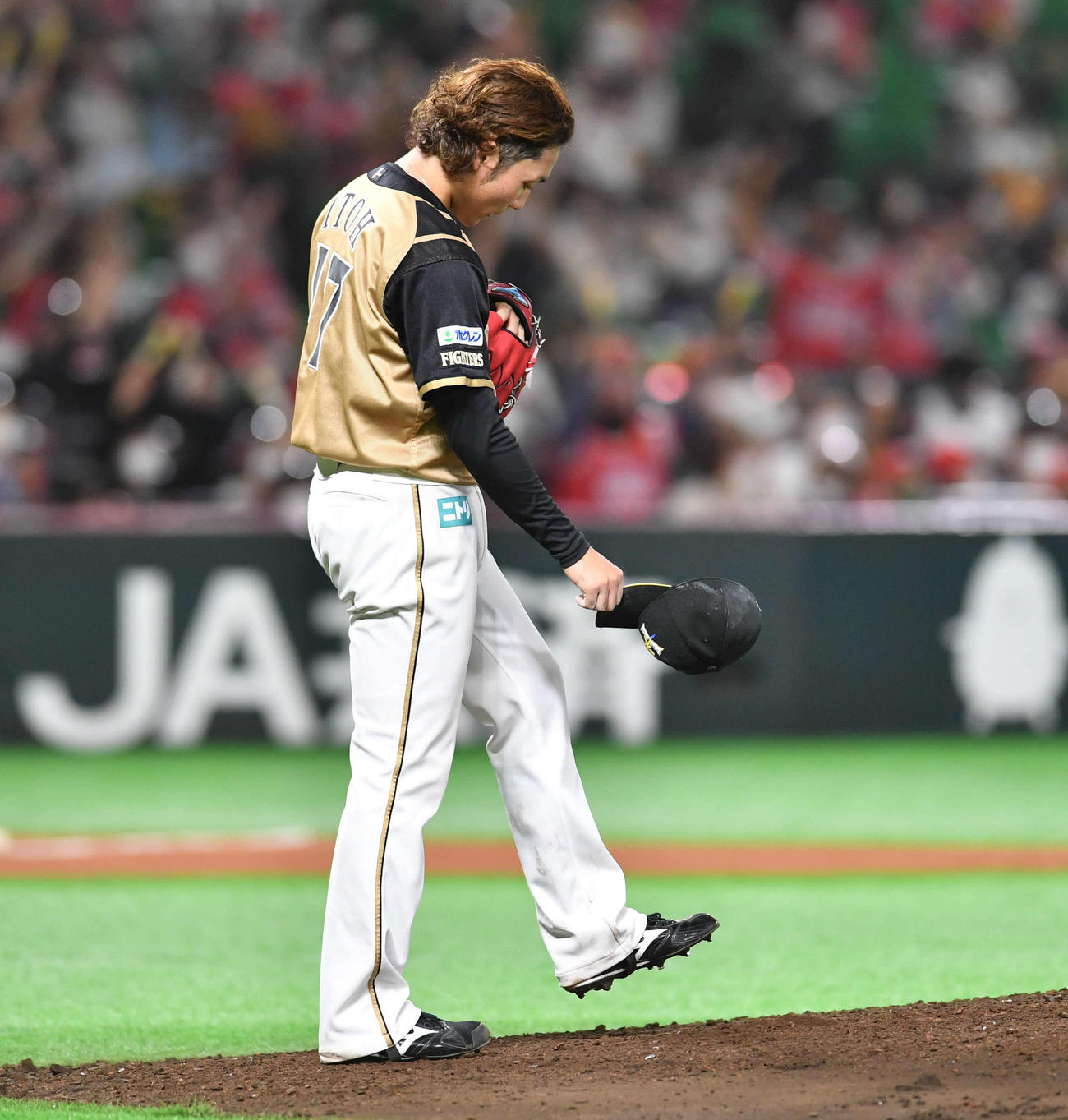 ソフトバンク対日本ハム　7回裏ソフトバンク2死三塁、甲斐に先制の左越え2点本塁打を打たれ、肩を落とす伊藤（撮影・岩下翔太）