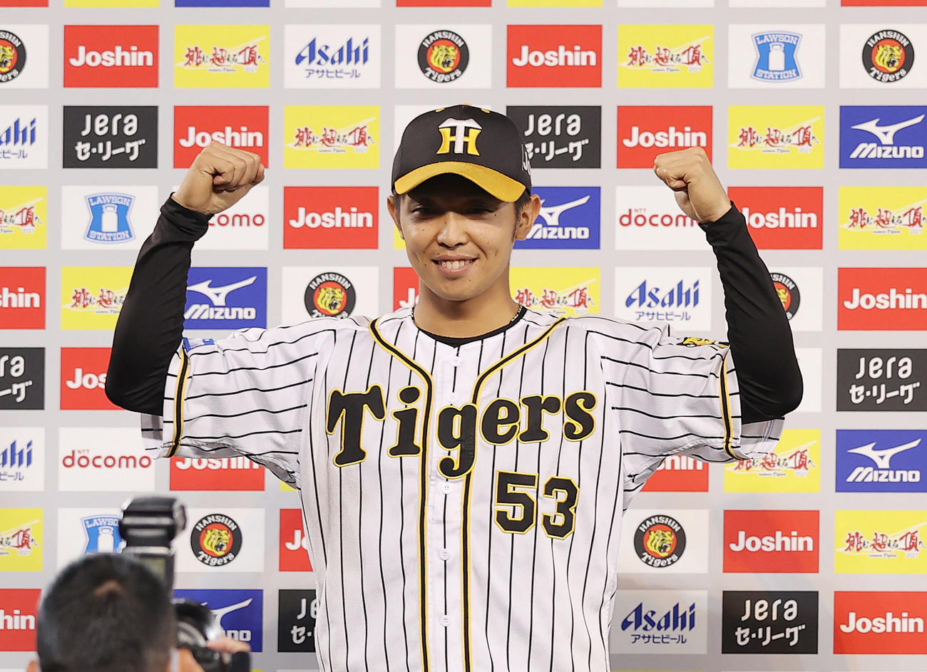 阪神対中日　お立ち台でポーズを決める阪神島田（撮影・前田充）