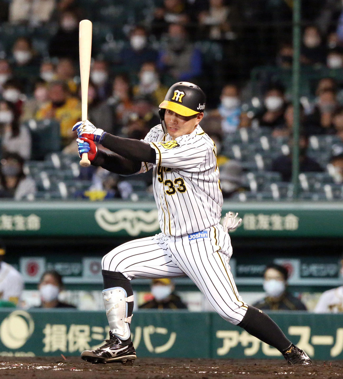 阪神対中日　3回裏阪神1死、糸原は左前打を放つ（撮影・上山淳一）