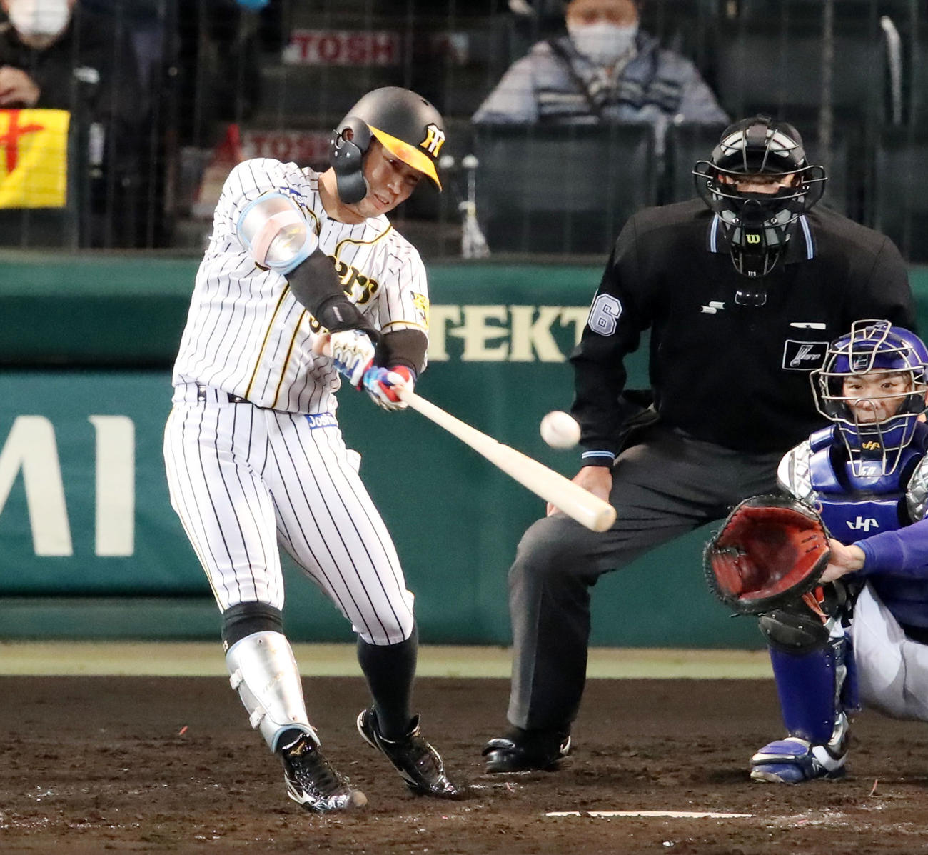 阪神対中日　5回裏阪神無死、糸原は右前打を放つ（撮影・加藤哉）