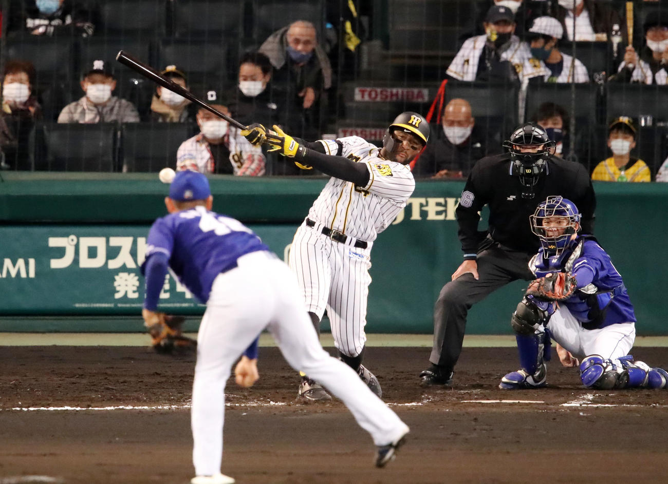 阪神対中日　7回裏阪神1死二塁、ロハスは右中間へ適時二塁打を放つ。投手は鈴木（撮影・加藤哉）