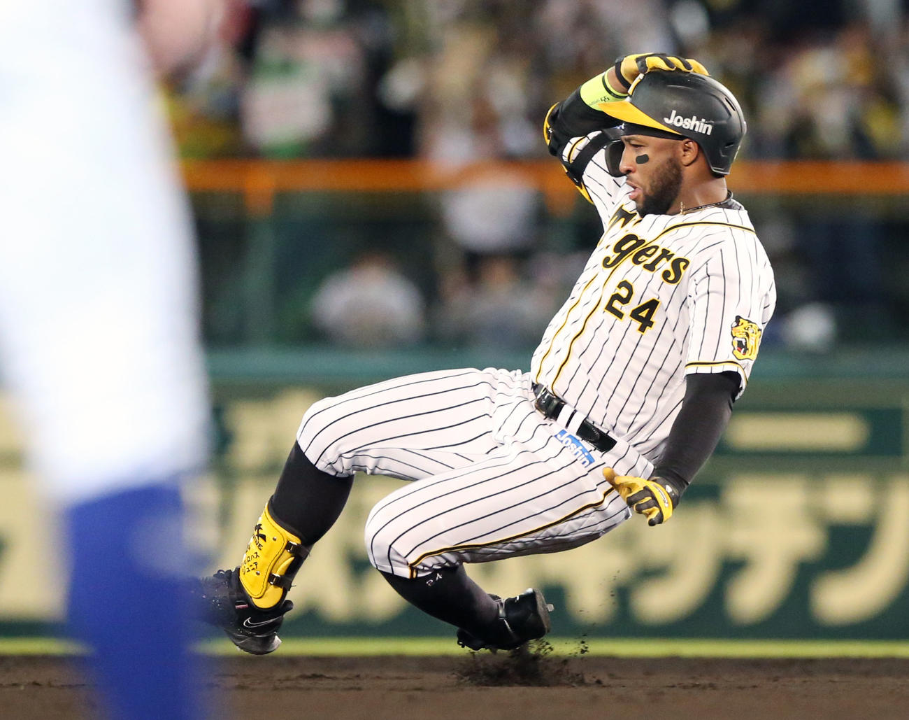 阪神対中日　7回裏阪神1死二塁、ロハス・ジュニアは中適時二塁打を放ち二塁へスライディングする（撮影・上山淳一）