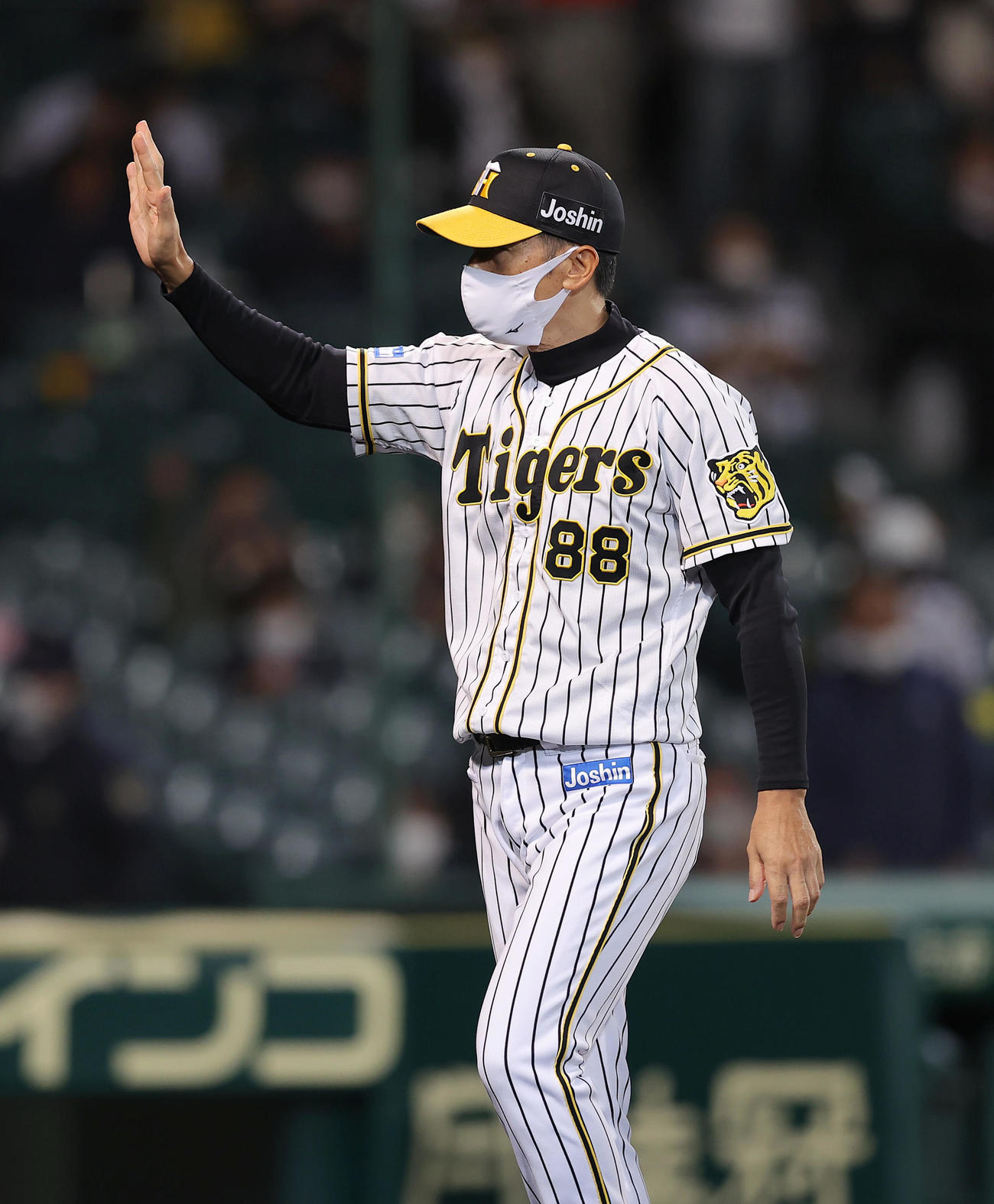 阪神対中日　中日に勝利し、スタンドのファンに手を振る阪神矢野監督（撮影・前田充）