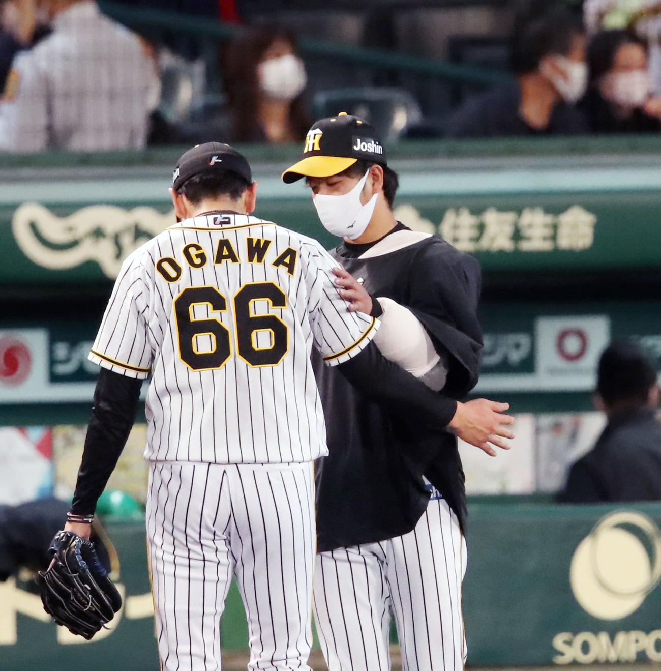 阪神対中日　中日に勝利し2番手で登板した小川（左）の肩に手を置いて謝意を表す高橋（撮影・加藤哉）