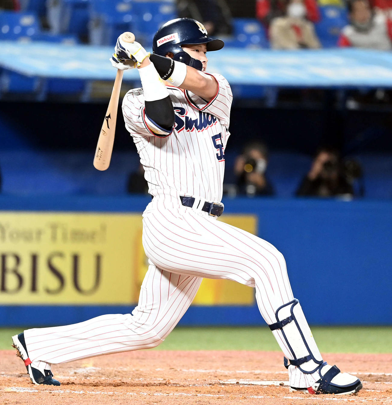 ヤクルト対広島　3回裏ヤクルト2死一、二塁、右翼線に適時二塁打を放つ村上（撮影・たえ見朱実）
