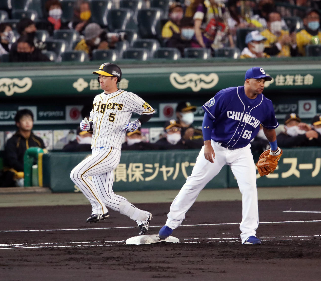 阪神対中日　1回裏阪神無死一、三塁、近本は二ゴロを打って得点を挙げる。一塁手はビシエド（撮影・加藤哉）
