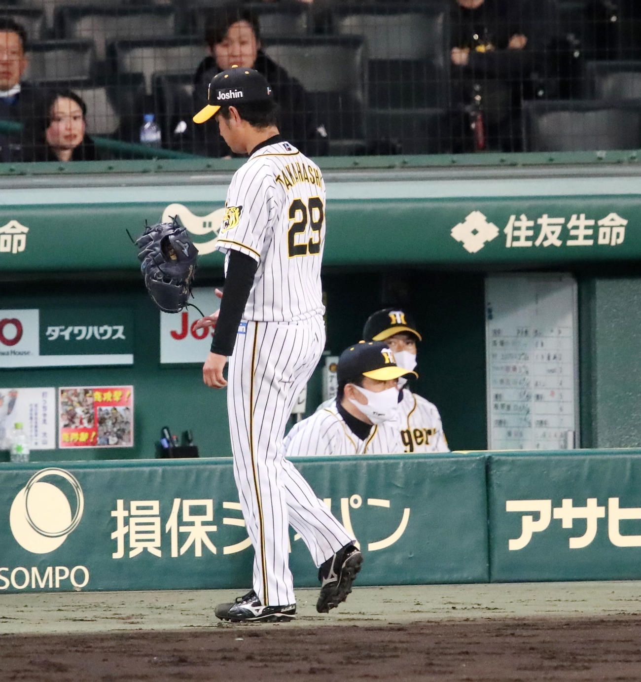 阪神対中日　9回表中日無死、マウンドで福原コーチらと話し合いベンチへ下がる高橋。右奥は矢野監督（撮影・加藤哉）