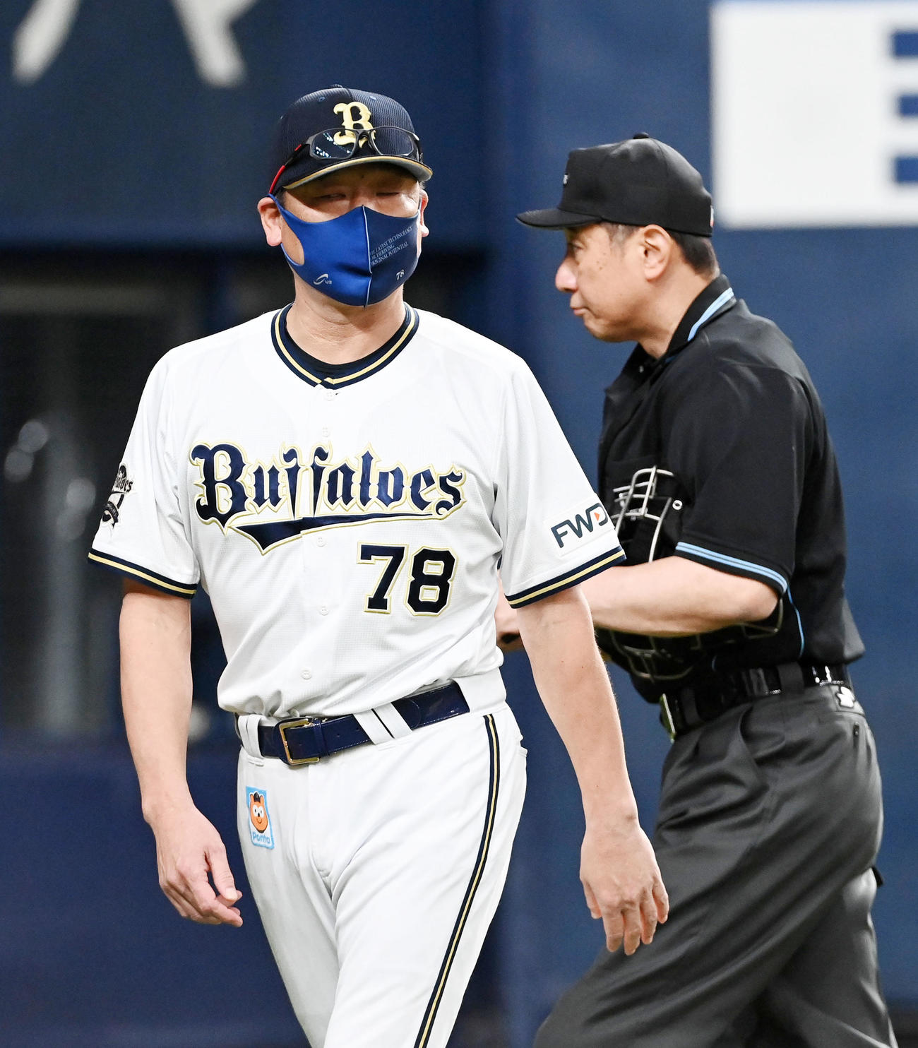 オリックス対西武　6回表西武2死一塁、宮城の交代を告げた中嶋監督（撮影・前岡正明）