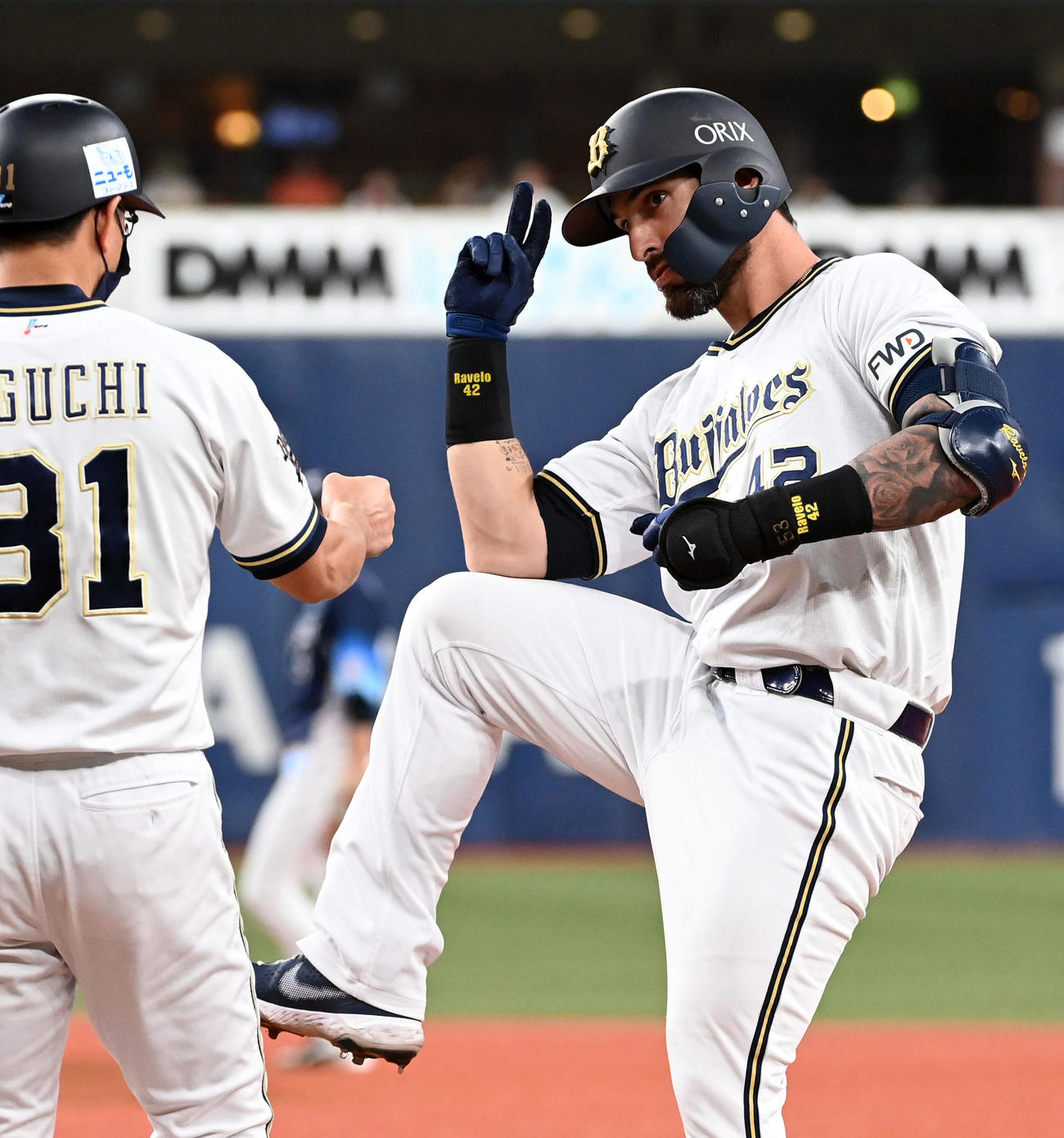 オリックス対西武　2回裏オリックス1死一塁、ラベロは左前打を放ちVサインのパフォーマンス（撮影・前岡正明）