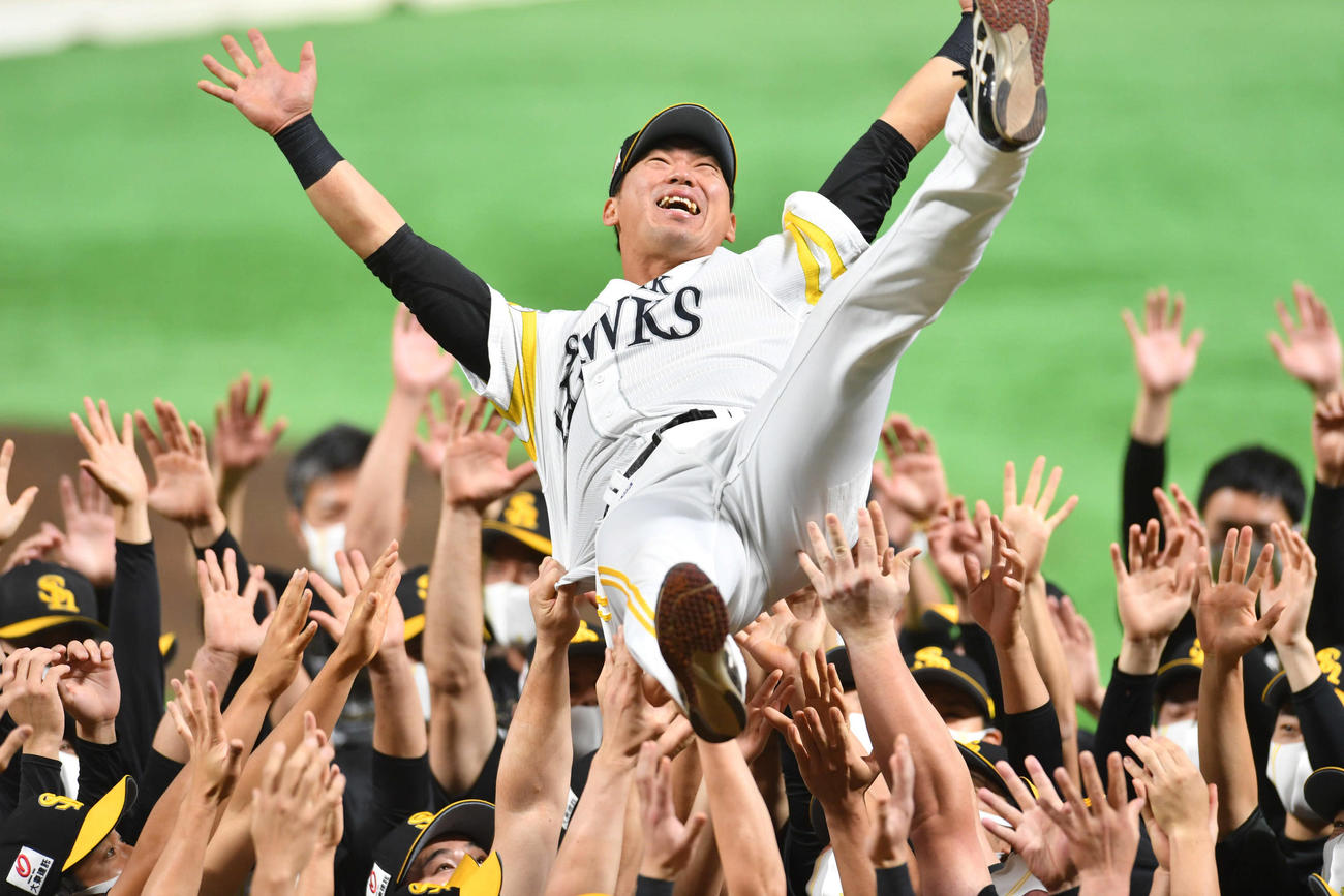 引退セレモニーでナインに胴上げされ笑顔を見せる長谷川（撮影・岩下翔太）