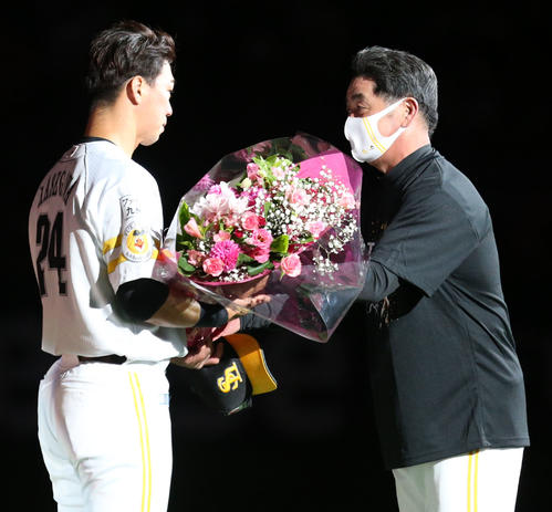 日本ハム鶴岡慎也が引退ソフトバンク長谷川勇也にサプライズ花束贈呈