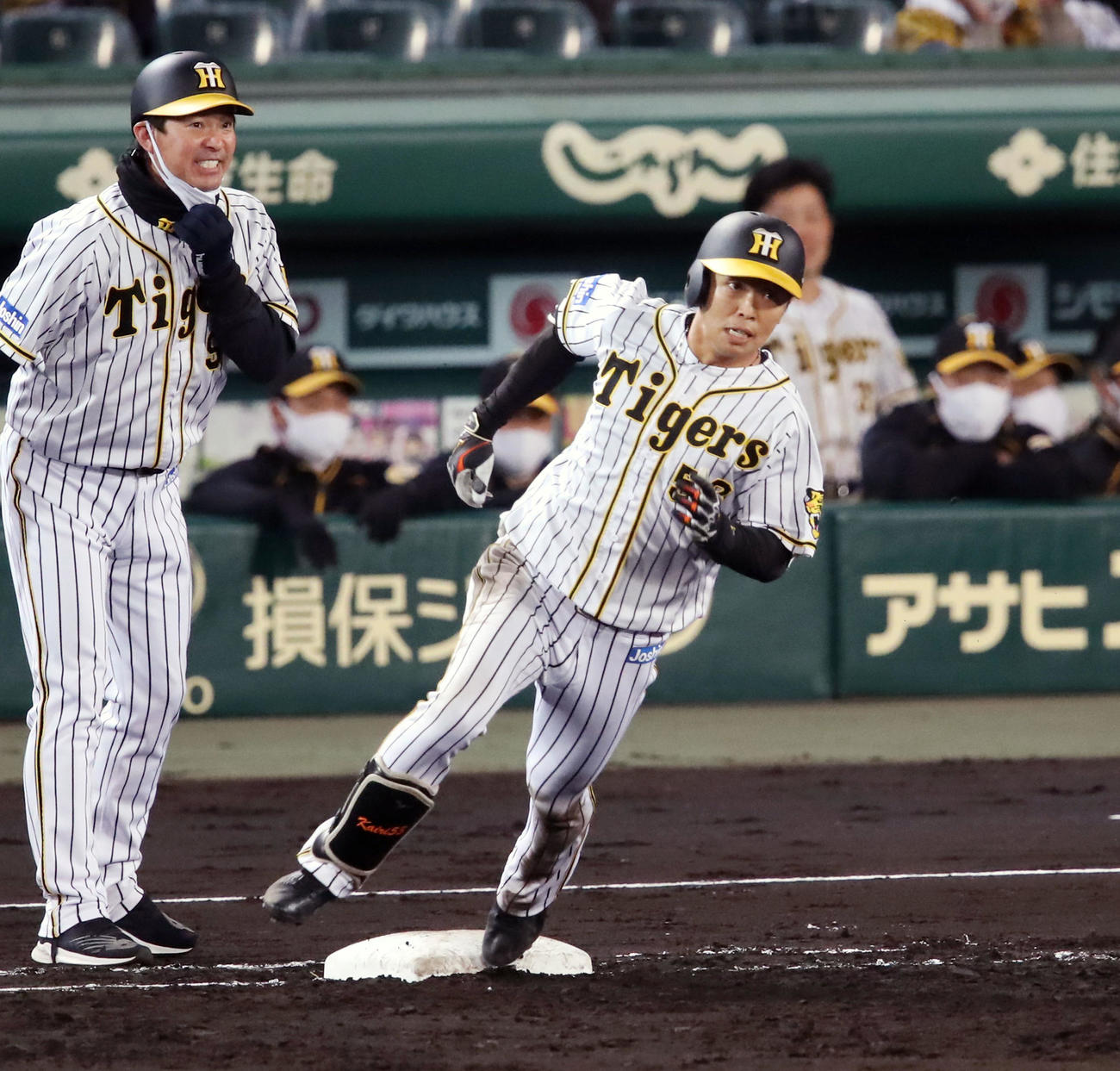 阪神対中日　2回裏阪神1死二、三塁、島田は左越えの一打で二塁へ向かい、適時二塁打とする（撮影・加藤哉）