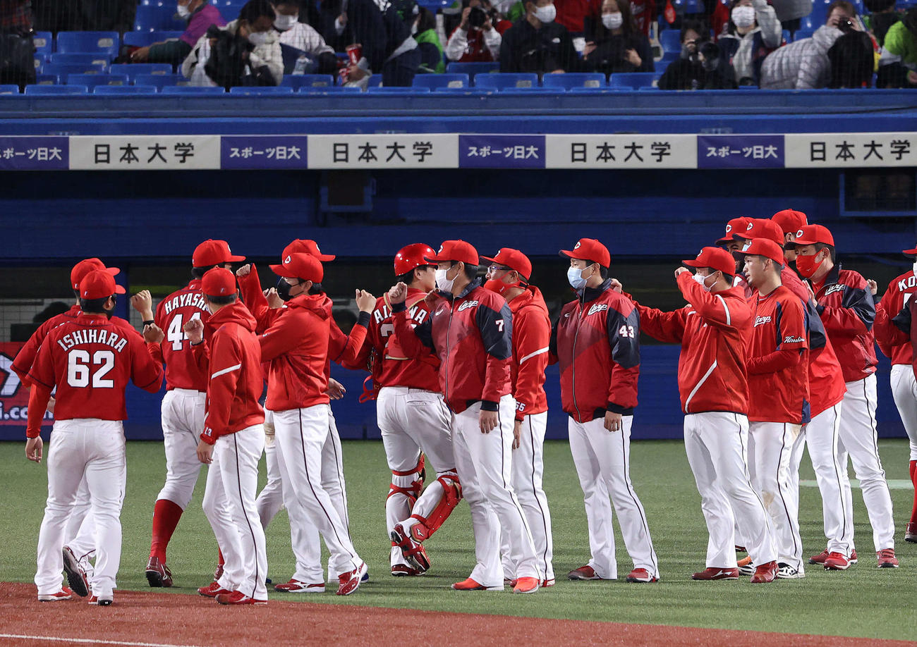 ヤクルト対広島　ヤクルトに勝利し、ナインを迎える佐々岡監督（右端）（撮影・河野匠）