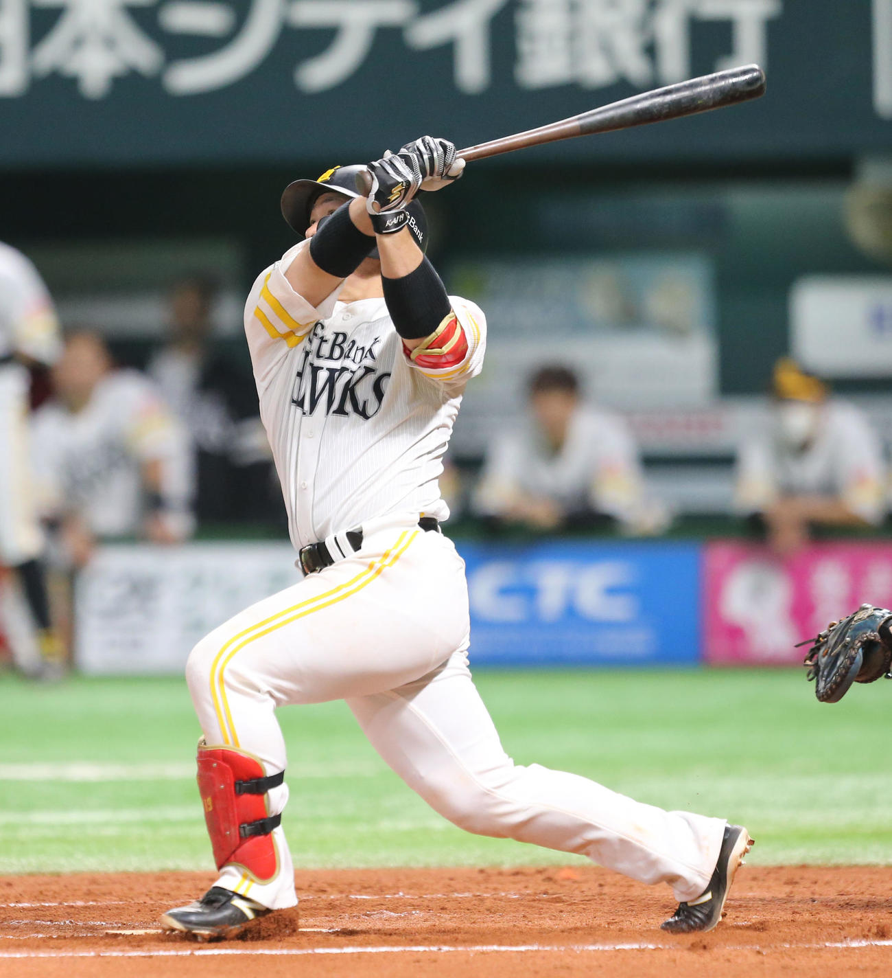 ソフトバンク対日本ハム　7回裏ソフトバンク2死三塁、甲斐は左越えの2点本塁打を放つ（撮影・屋方直哉）