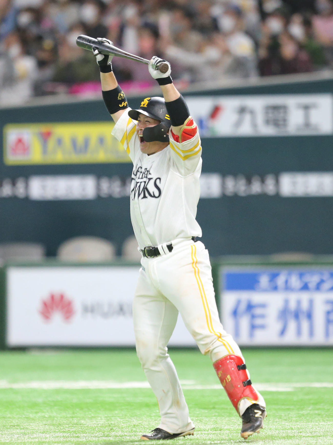 ソフトバンク対日本ハム　7回裏ソフトバンク2死三塁、甲斐は左越えの2点本塁打を放つ（撮影・屋方直哉）