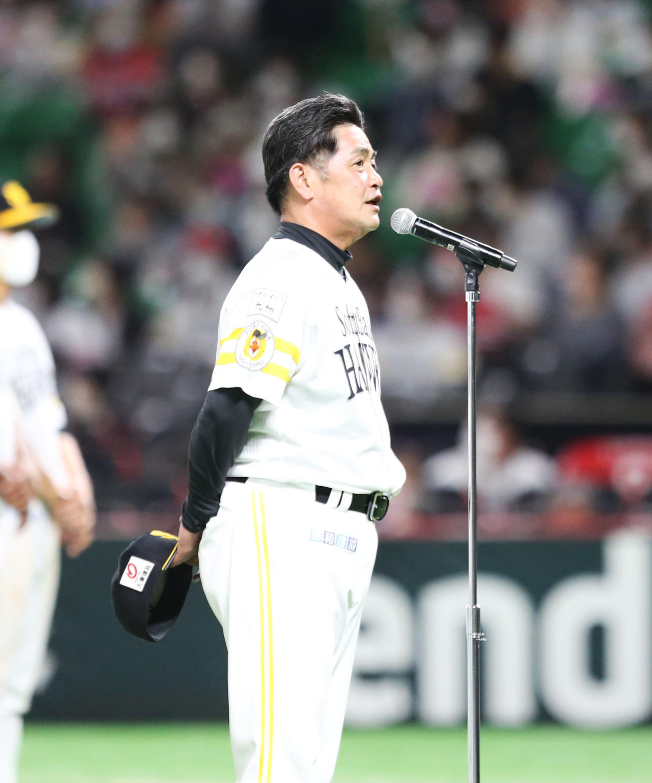 ソフトバンク対日本ハム　最終戦セレモニーでファンにあいさつをする工藤監督（撮影・屋方直哉）