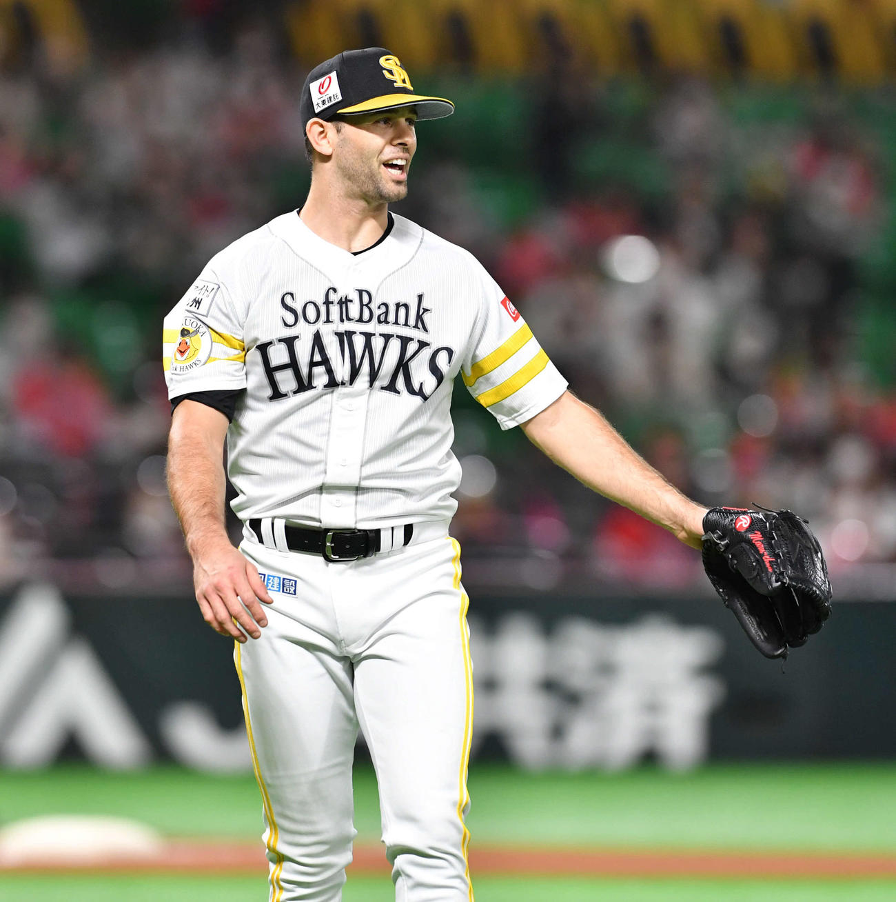 ソフトバンク対日本ハム　1回表日本ハム2死一塁、近藤を遊飛に抑え、笑顔でベンチへ戻るマルティネス（撮影・岩下翔太）