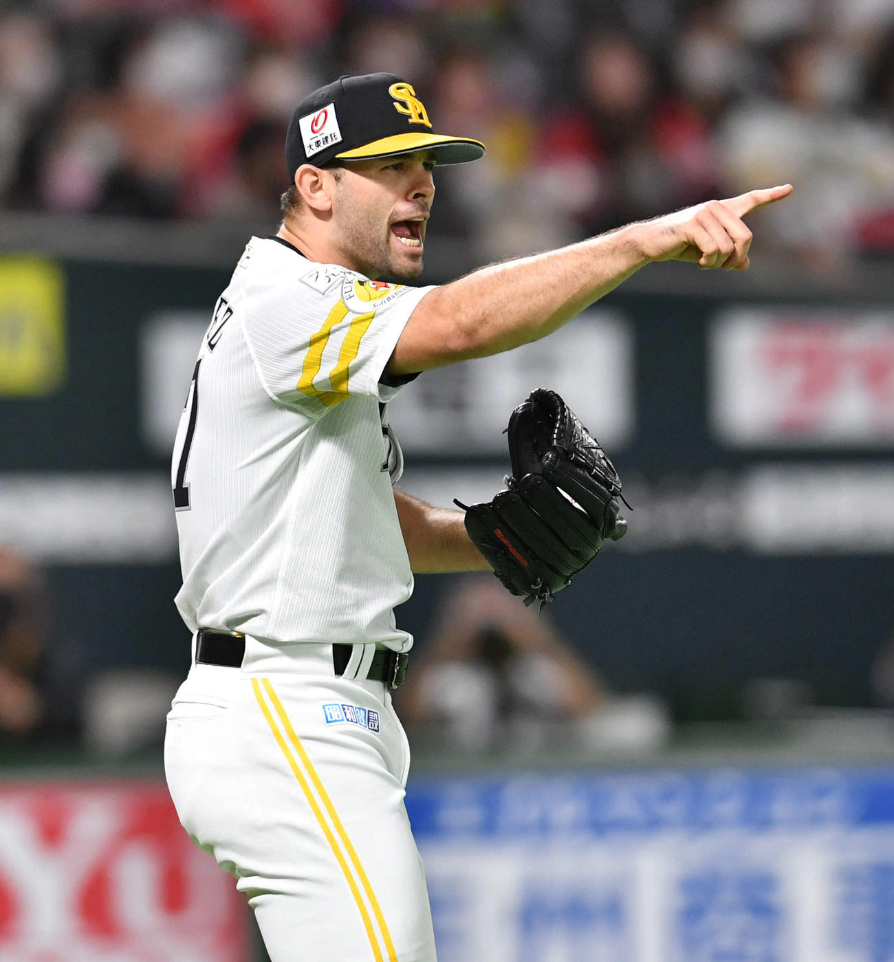 ソフトバンク対日本ハム　5回表日本ハム1死二塁、好守で先制点を阻止した二塁手・三森を指さして雄たけびをあげるマルティネス（撮影・岩下翔太）